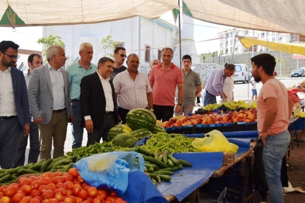 Başkan pazarı ziyaret etti, vatandaşın yüzü güldü 