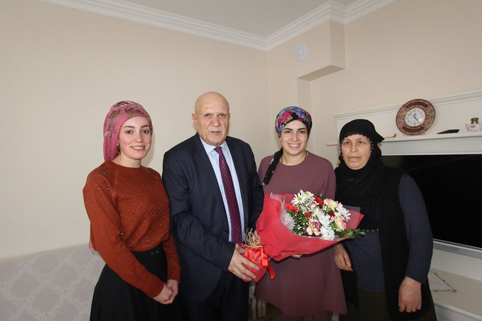 Başkan Pekmezci, 8 Mart Dünya Kadınlar Günü’nü çiçek dağıtarak kutladı 