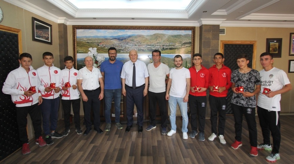 Başkan Pekmezci başarılı sporcuları altınla ödüllendirdi 