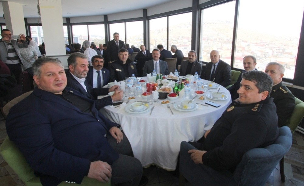 Başkan Pekmezci Bayburt dernekleri ile bir araya geldi 