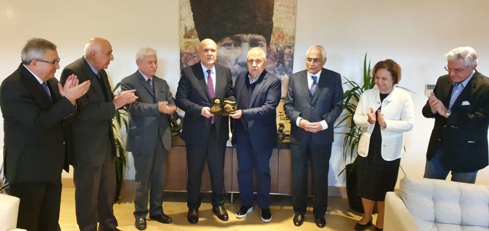 Başkan Pekmezci, Dalan’a plaketini takdim etti 