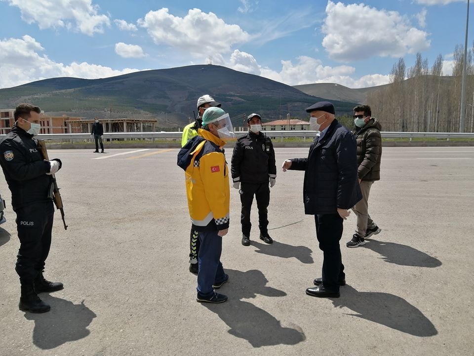 Başkan Pekmezci, güvenlik kontrol noktalarını ziyaret ederek incelemede bulundu 
