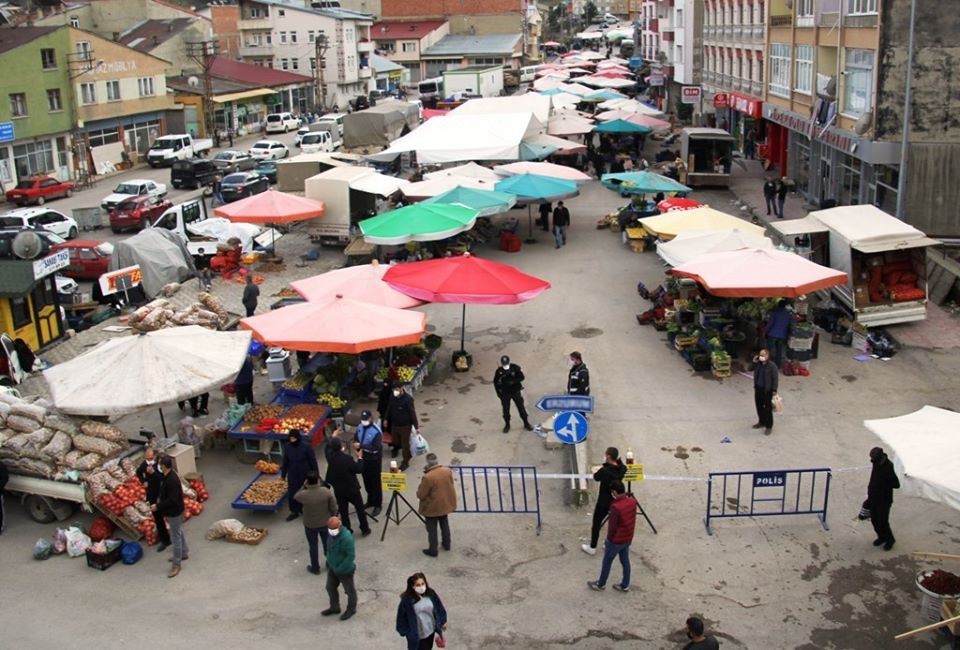 Başkan Pekmezci, halk pazarında incelemelerde bulundu 