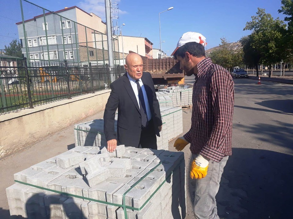 Başkan Pekmezci, kaldırım çalışmalarını inceledi 