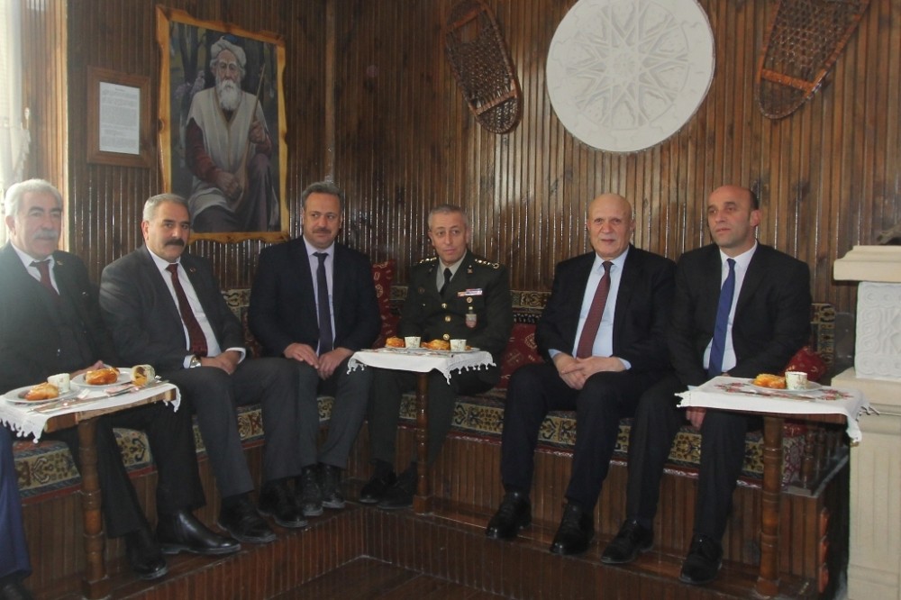Başkan Pekmezci ve belediye meclis üyelerinden Garnizon Komutanına şükran ziyareti 