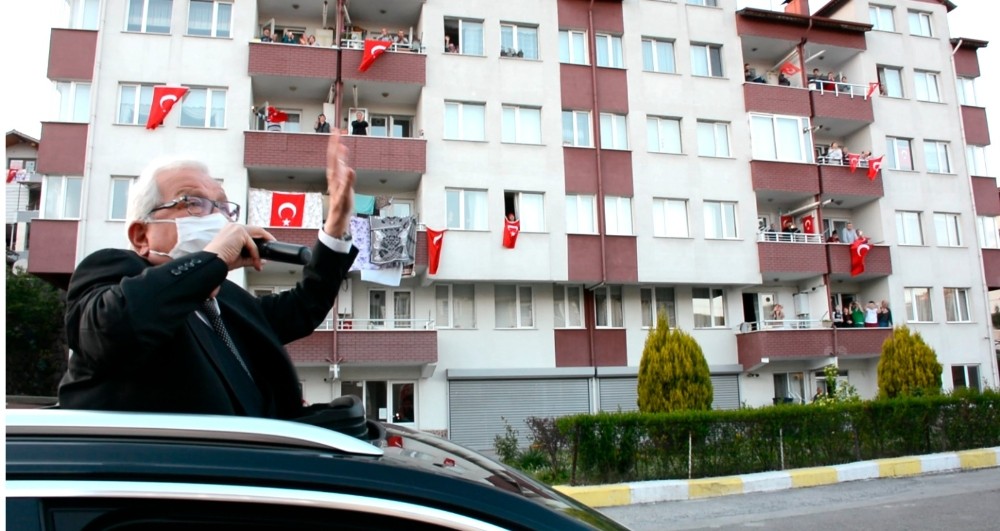 Başkan Posbıyık mahalle mahalle gezip çocukların bayramını kutladı 