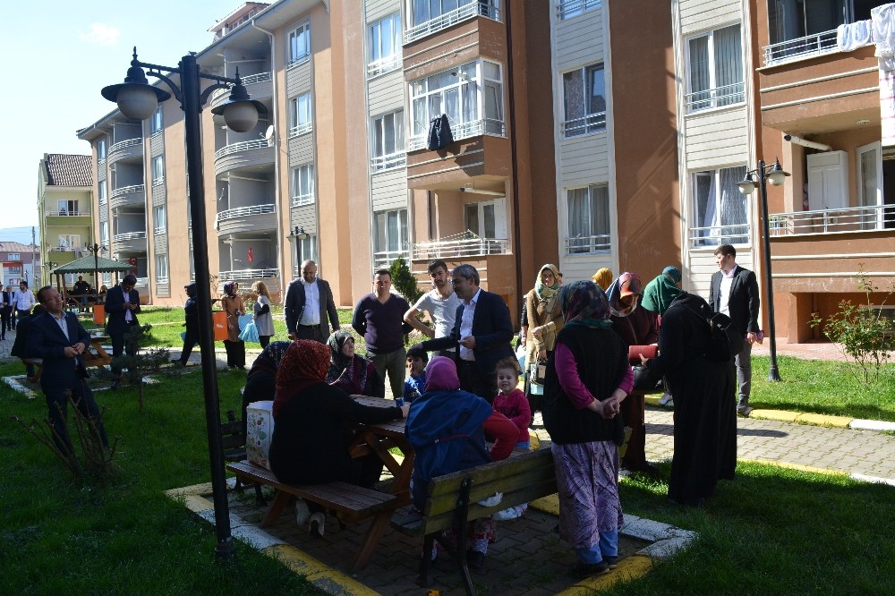 Başkan Recep Tuna, Cumayeri’nde sıkmadık el bırakmıyor 