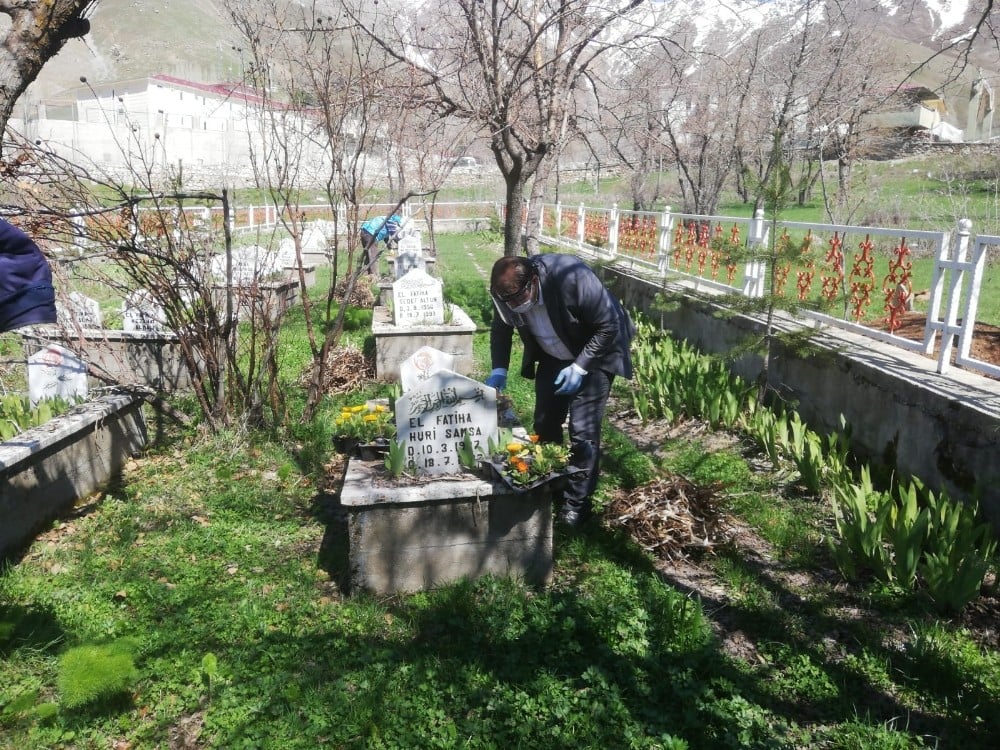 Başkan Sabırlı’dan şehitliğe ziyaret 
