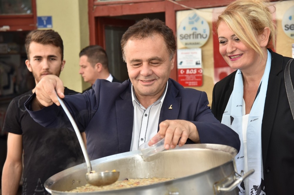 Başkan Şahin aşure ikramında bulundu 