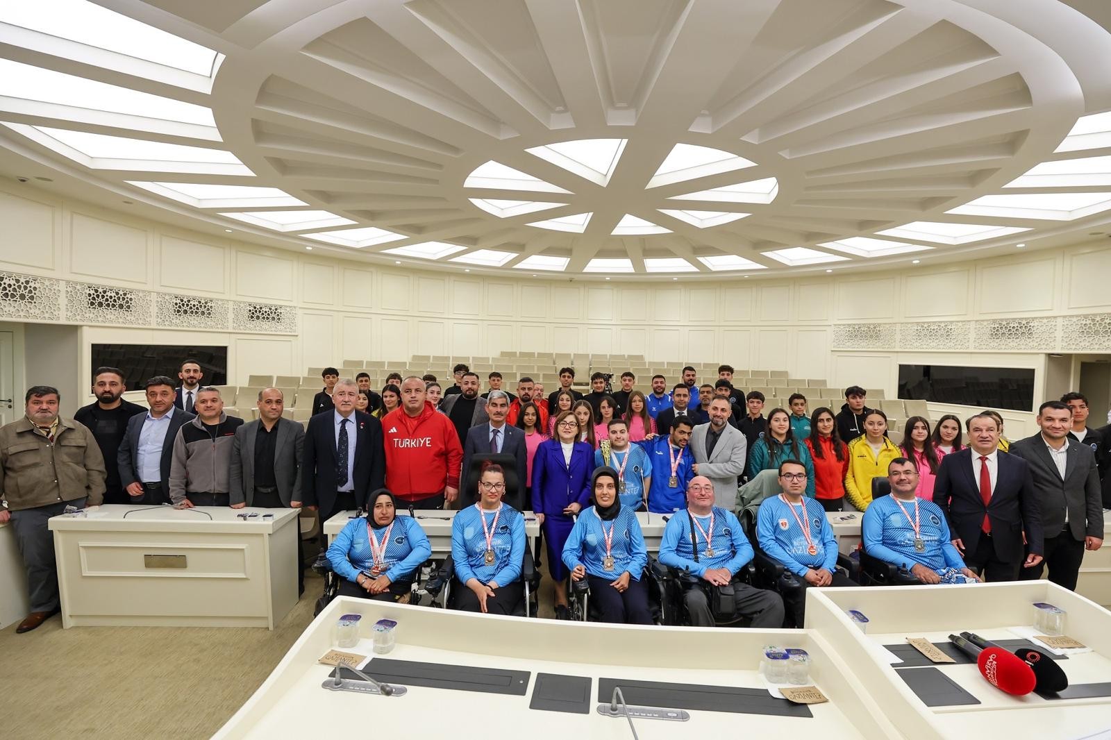 Başkan Şahin başarılı sporcularla bir araya geldi