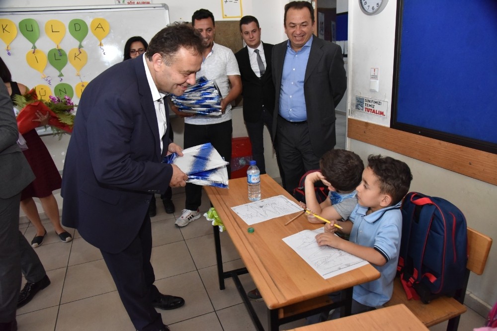 Başkan Şahin, okula başlayan çocukların sevincini paylaştı 