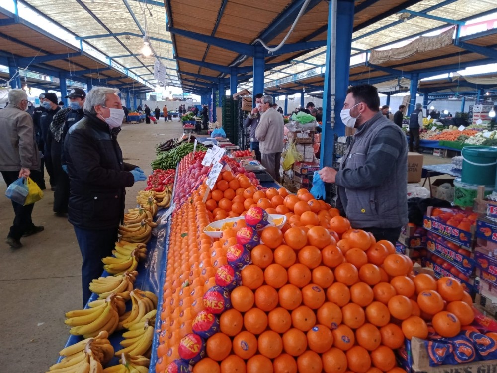 Başkan Şahin pazarda vatandaşlara ve satıcılara maske dağıttı 