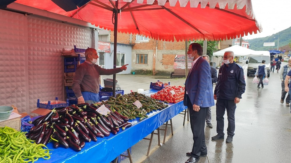 Başkan Şahin pazaryerinde sosyal mesafe denetimine çıktı 