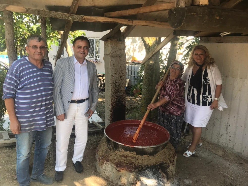Başkan Şahin salça kazanının başına geçti 