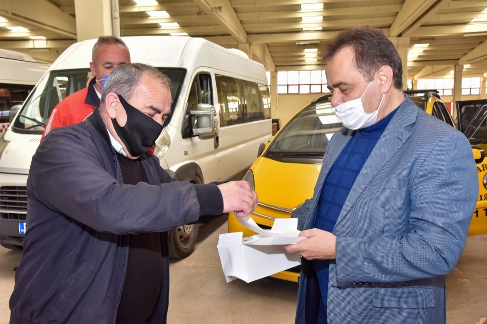 Başkan Şahin sürücülere maske dağıttı 