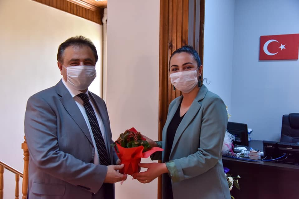 Başkan Şahin’den mesainin ilk gününde annelere çiçek 