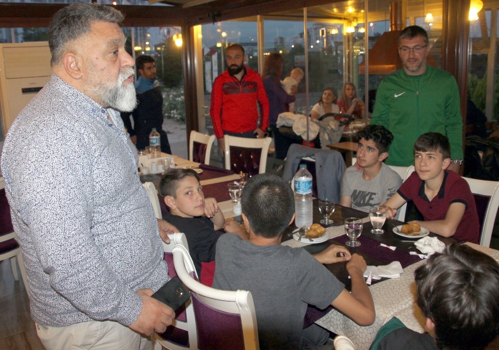 Başkan, şampiyon takımla bir araya geldi 
