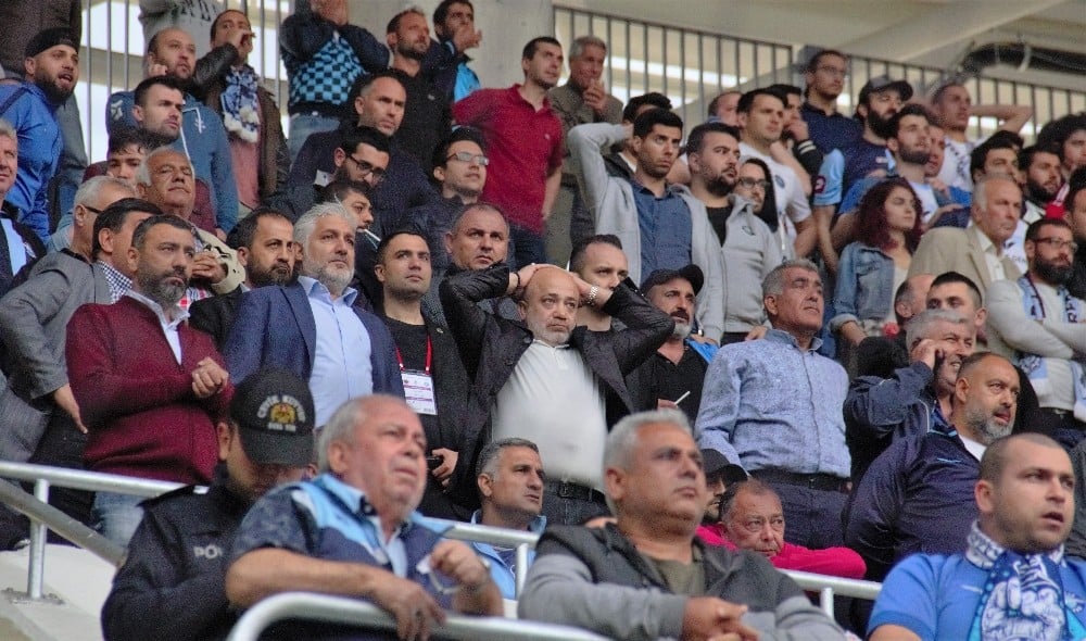 Başkan Sancak, taraftarla omuz omuza maç izledi 