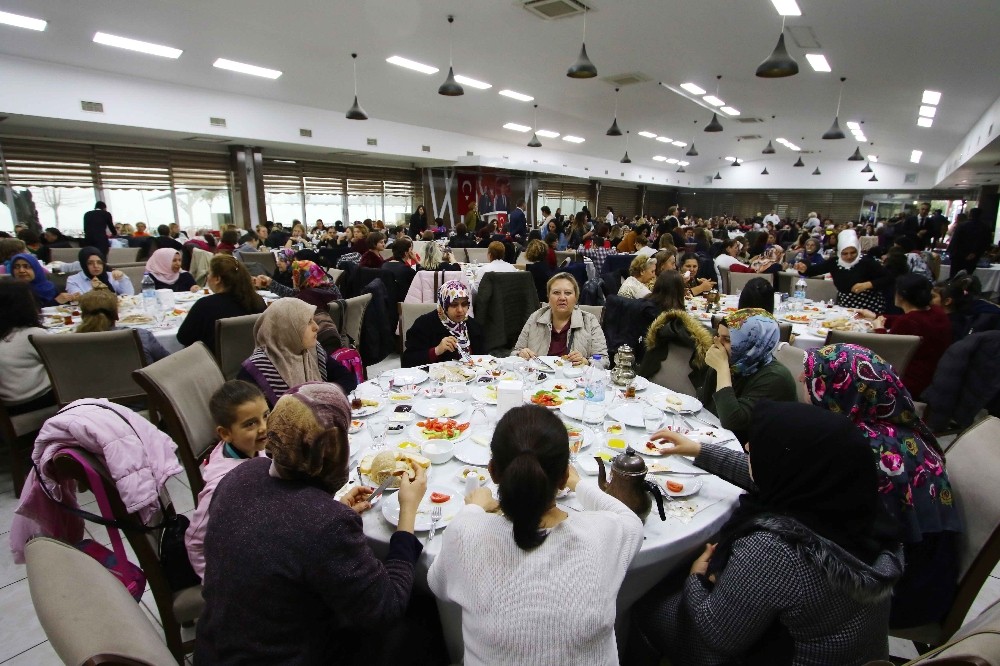 Başkan Sandal, Bayraklılı kadınlarla buluştu 