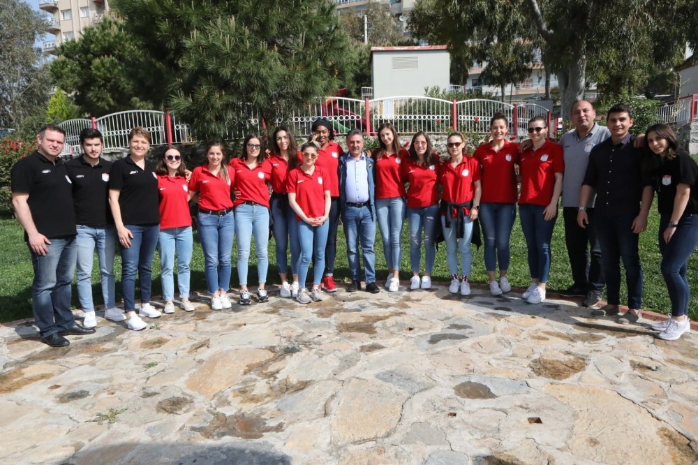 Başkan Sandal’dan kadın basketbol takımına moral kahvaltısı 