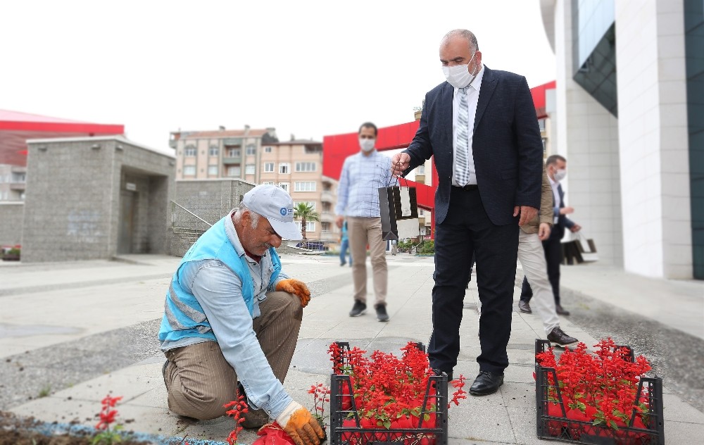 Başkan Sandıkçı belediye personelinin bayramını kutladı 