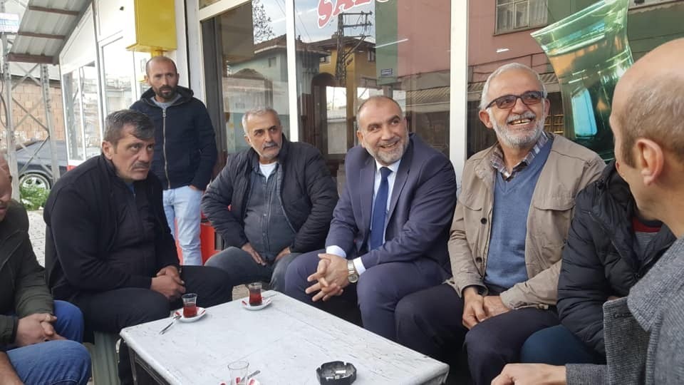 Başkan Sandıkçı halkla kucaklaşıyor 