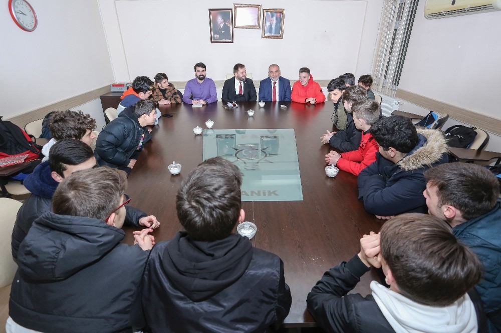 Başkan Sandıkçı: “Şuurlu bir gençliğin yetişmesi için sorumluluklarımızın farkındayız” 