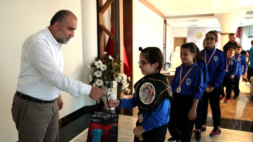 Başkan Sandıkçı’dan muaythai sporcularına ödül 