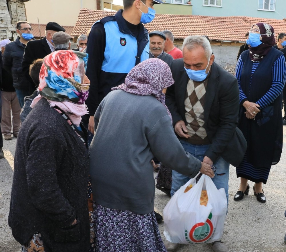 Başkan Sarı, köylülere Ramazan kolisi dağıttı 