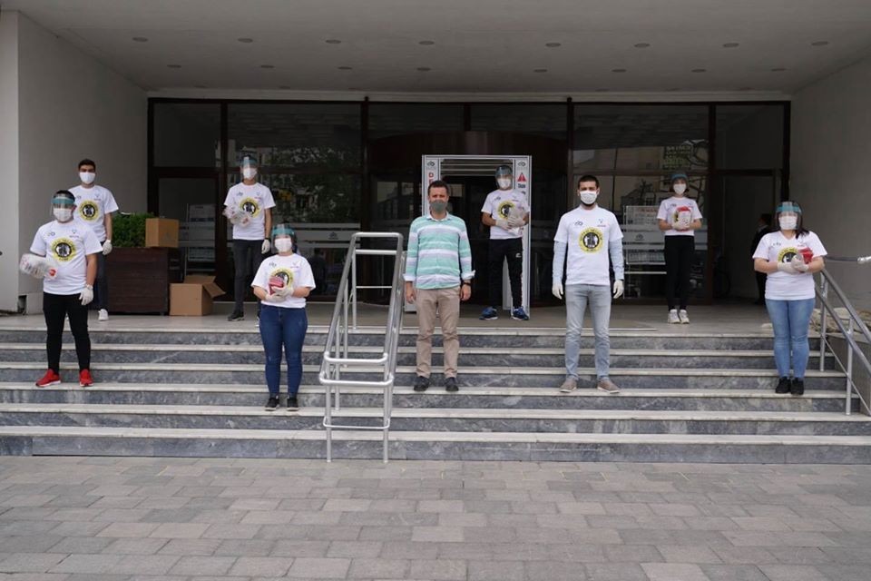 Başkan Sarıkurt, gençlerle birlikte maske dağıtarak sosyal mesafe uyarısı yaptı 