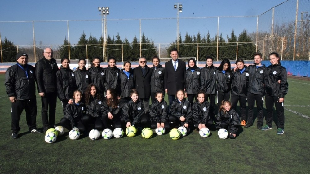 Başkan Sarıkurt’tan ÇBSK kadın futbol takımına destek 