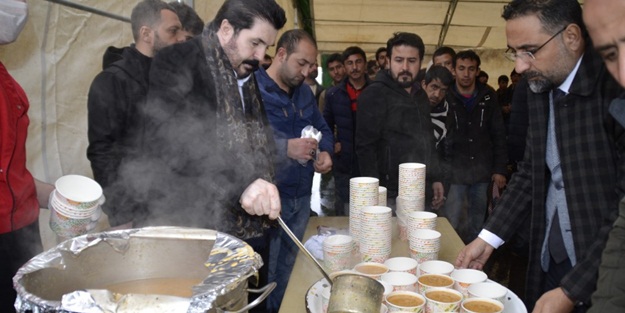 Başkan Sayan göçmenlere çadır kurdu, sıcak çorba dağıttı
