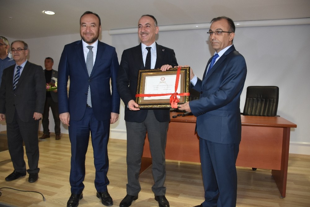 Başkan Saygılı mazbatasını aldı 