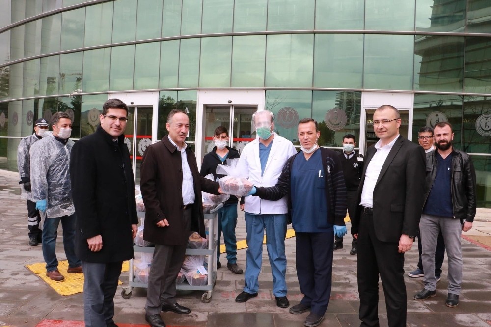 Başkan Saygılı’dan sağlık personellerine jest 