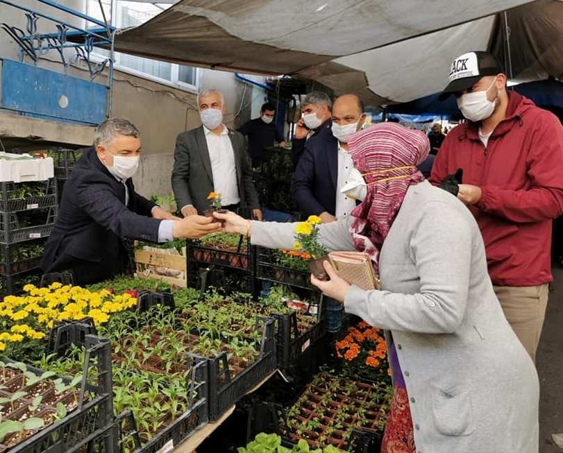 Başkan Şayir, vatandaşlara çiçek tohumu dağıttı 