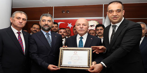 Başkan Sekmen mazbatasını aldı!