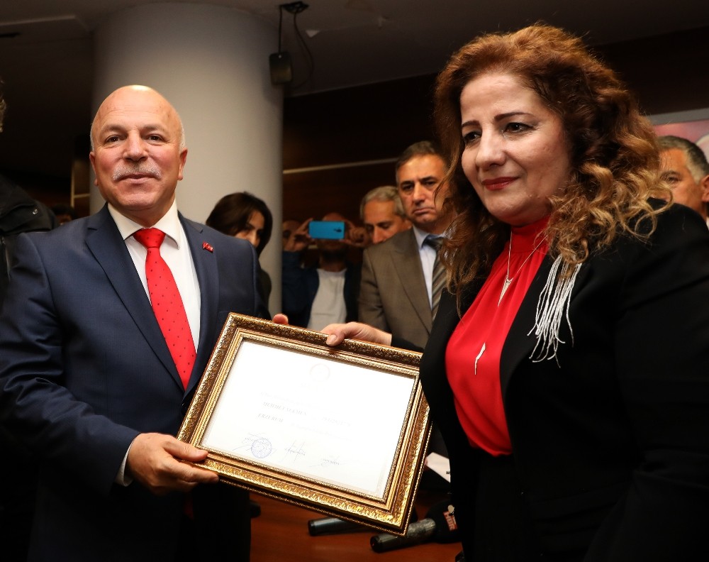 Başkan Sekmen yoğun ilginin gösterildiği törende mazbatasını aldı 