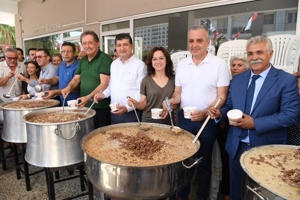 Başkan Semih Esen, aşure ikram etti 