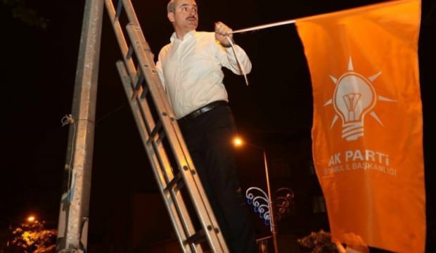 Başkan Şenocak gençlerle bayrak astı