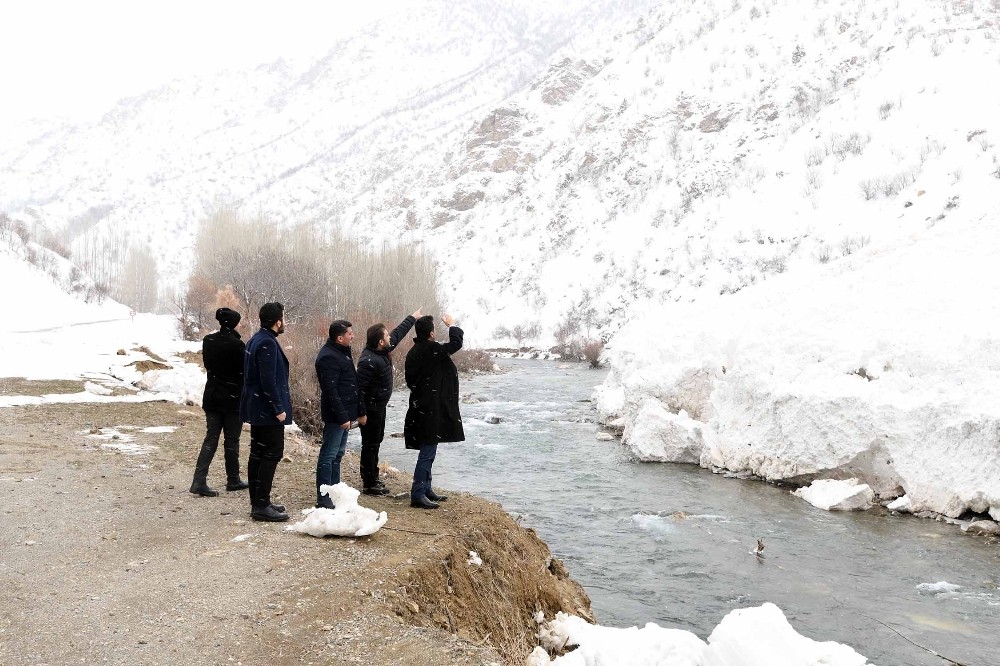 Başkan Şeylan, çığ bölgesinde incelemelerde bulundu 
