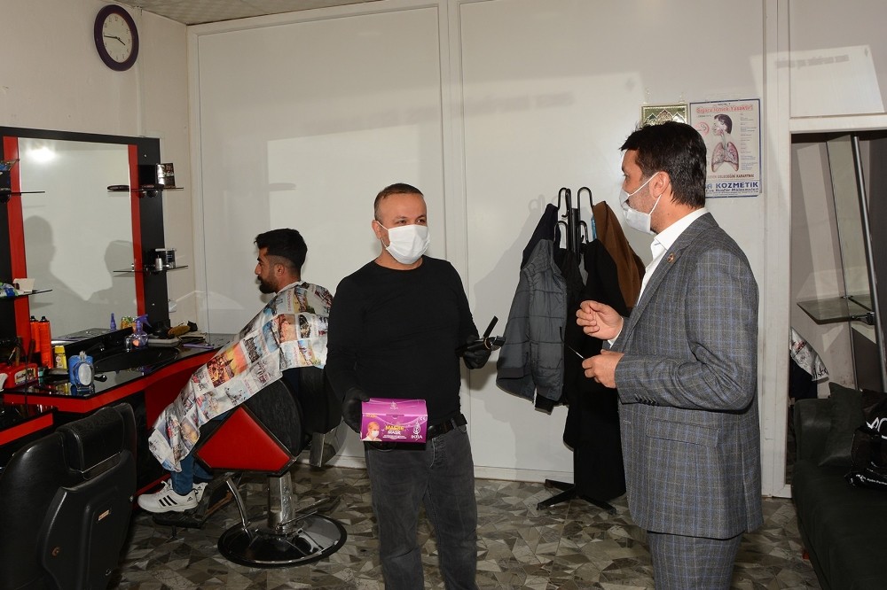 Başkan Şeylan’dan berberlere maske desteği 
