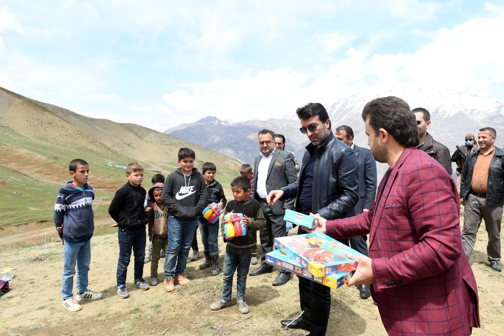 Başkan Şeylan’dan çocuklara 23 Nisan hediyesi 