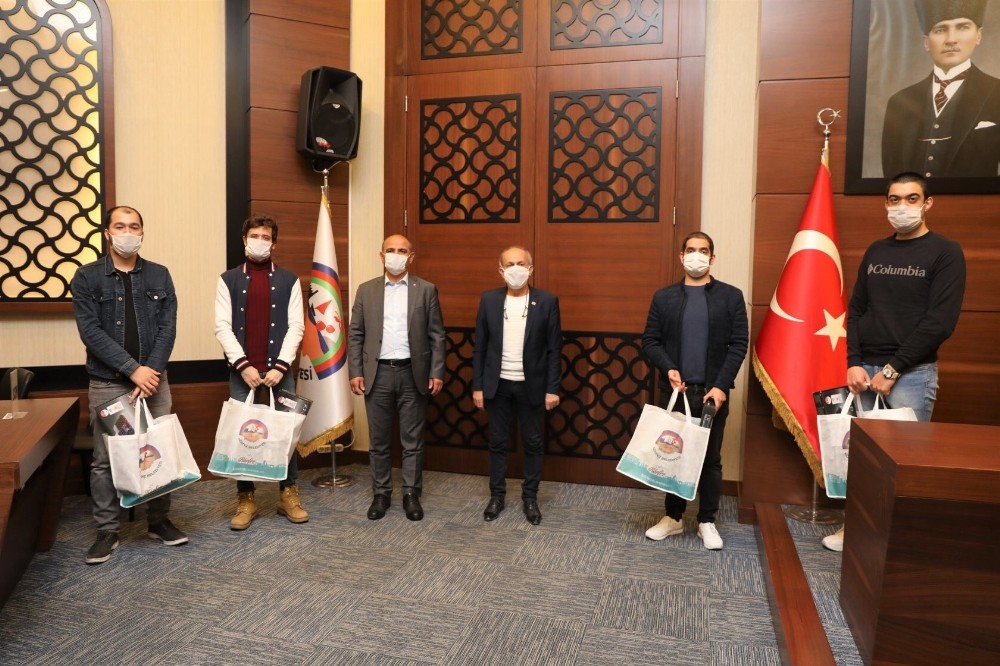 Başkan Söğüt, “Her zaman gençlerimizin hizmetindeyiz” 
