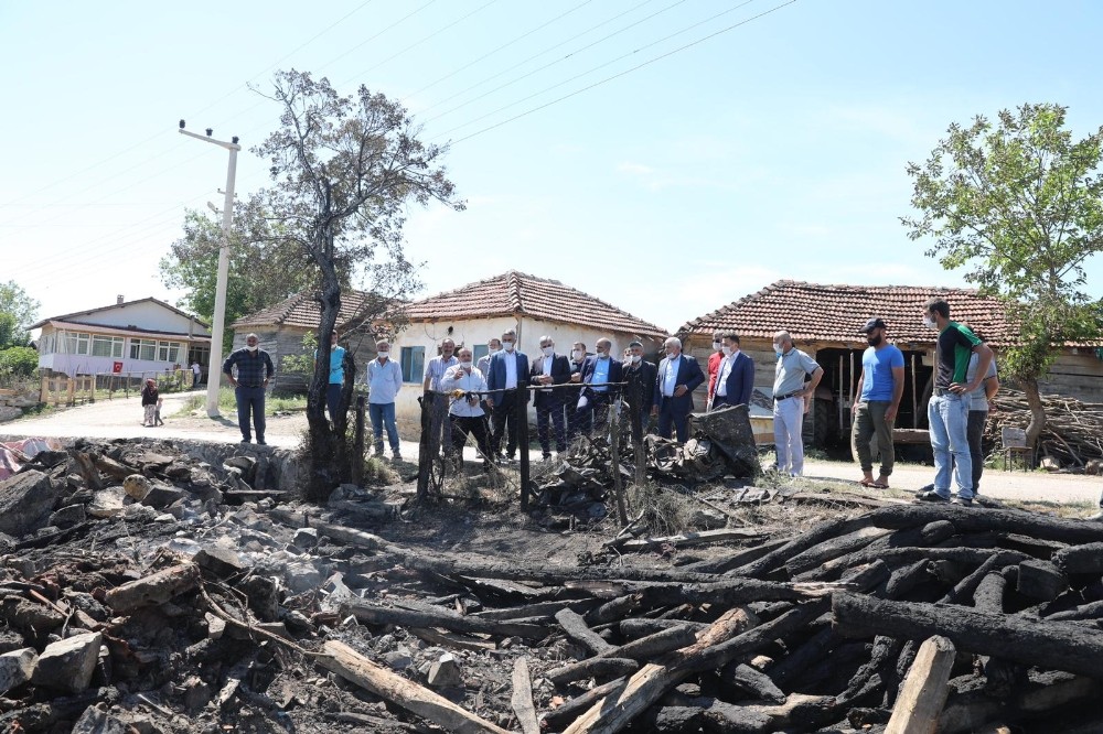 Başkan Söğüt’ten evi yanan aileye yardım eli 