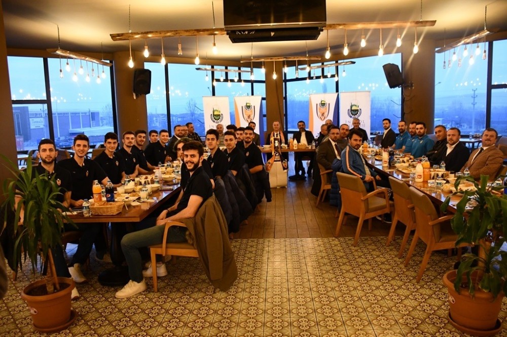 Başkan Taban parkenin şampiyonlarını kutladı 