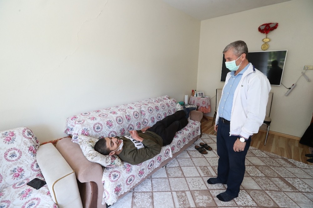 Başkan Tahmazoğlu, engelli Abidin’i ziyaret etti 