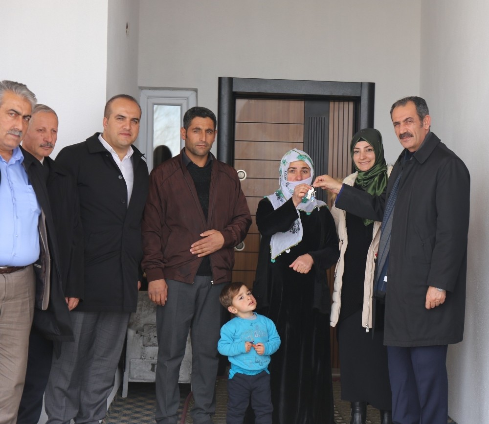 Başkan Tanış, ihtiyaç sahibi ailelere anahtarlarını teslim etti 