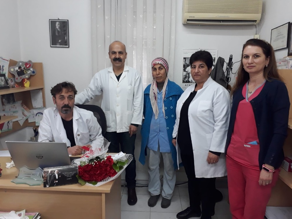 Başkan Tarhan, doktorlara çiçekle teşekkür etti 