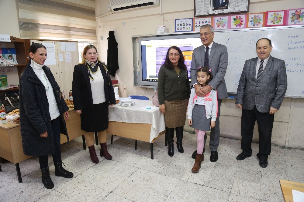 Başkan Tarhan, küçük öğrencinin isteğini kırmadı 