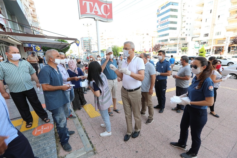 Başkan Tarhan, maske dağıtıyor 
